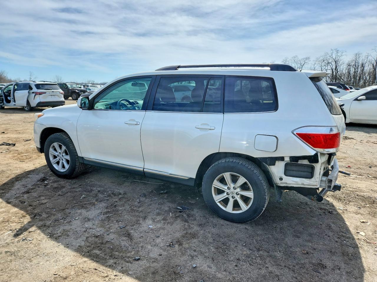 2013 Toyota Highlander Plus - Image 2