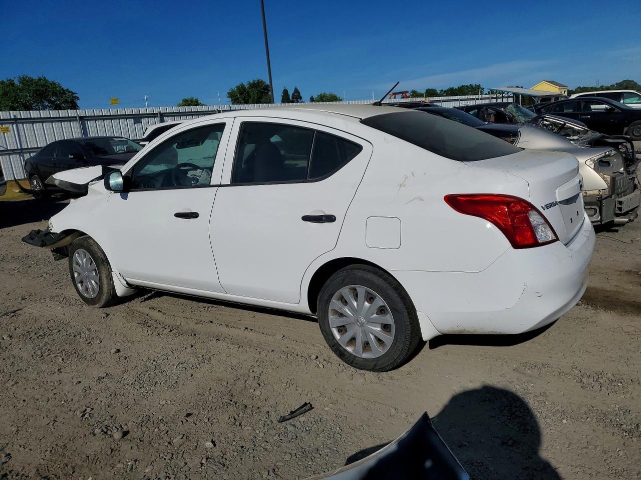 2012 Nissan Versa 1.6 S - Image 2