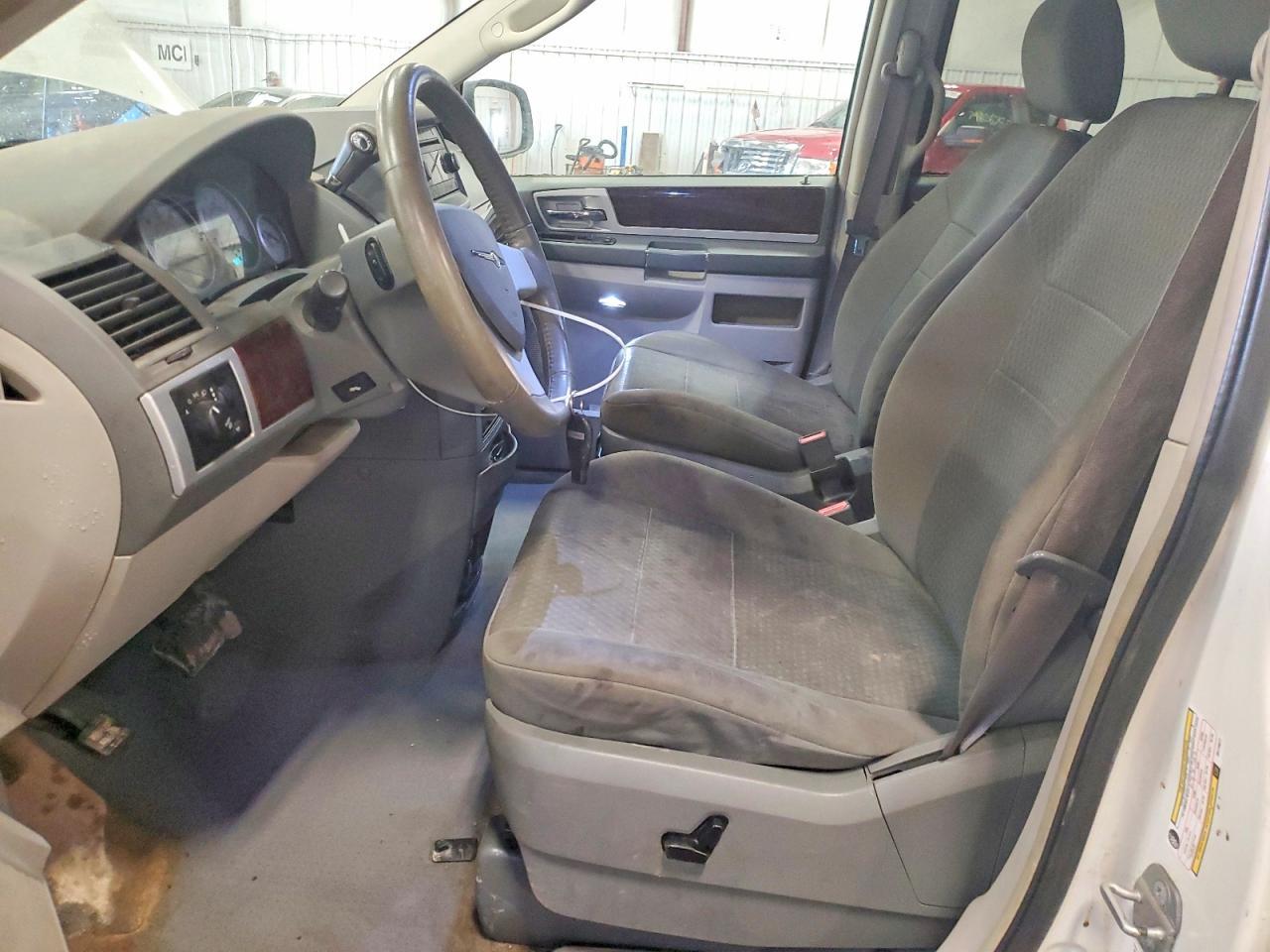 2010 Chrysler Town & Country Touring - Фото 7