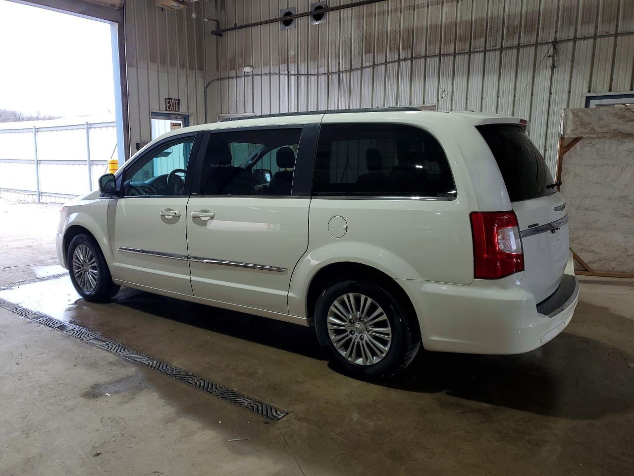 2013 Chrysler Town & Country Touring L - Фото 2