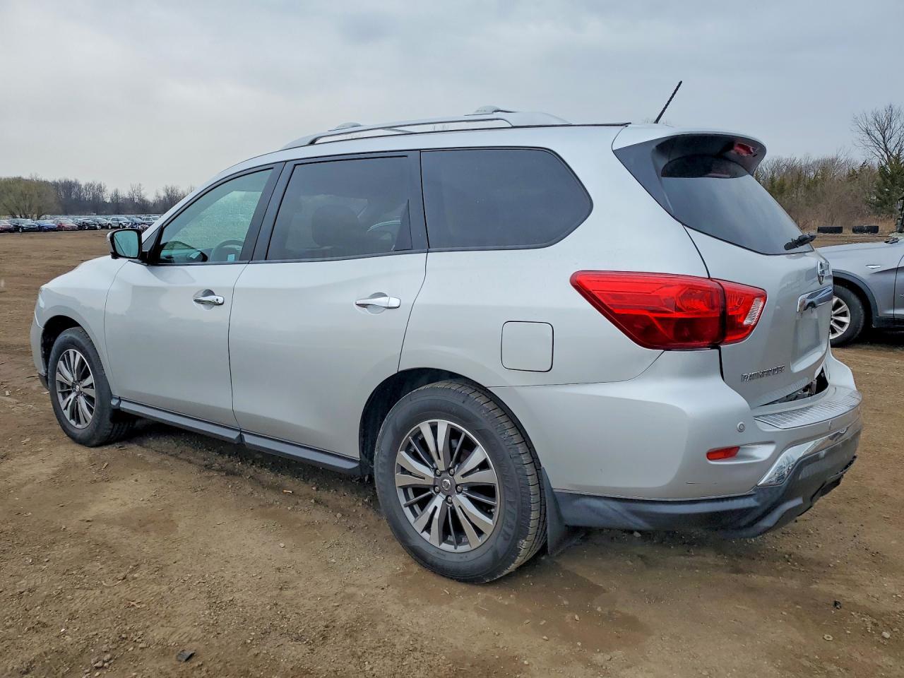 2017 Nissan Pathfinder Sl - Фото 2