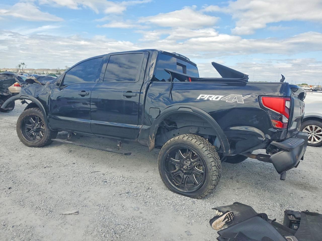 2023 Nissan Titan Pro-4X - Фото 2