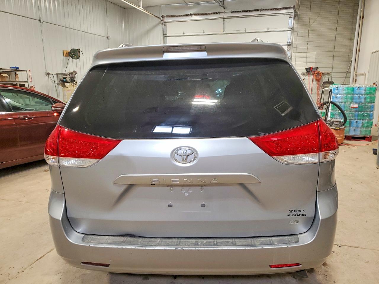 2014 Toyota Sienna Le 8-Passenger - Image 6