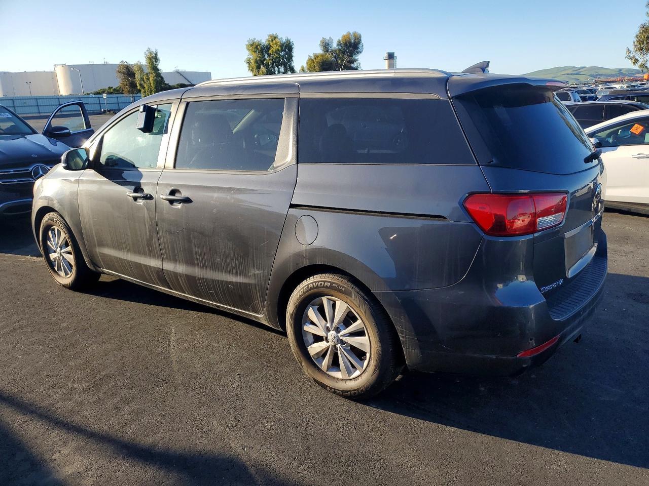 2017 Kia Sedona Lx - Фото 2