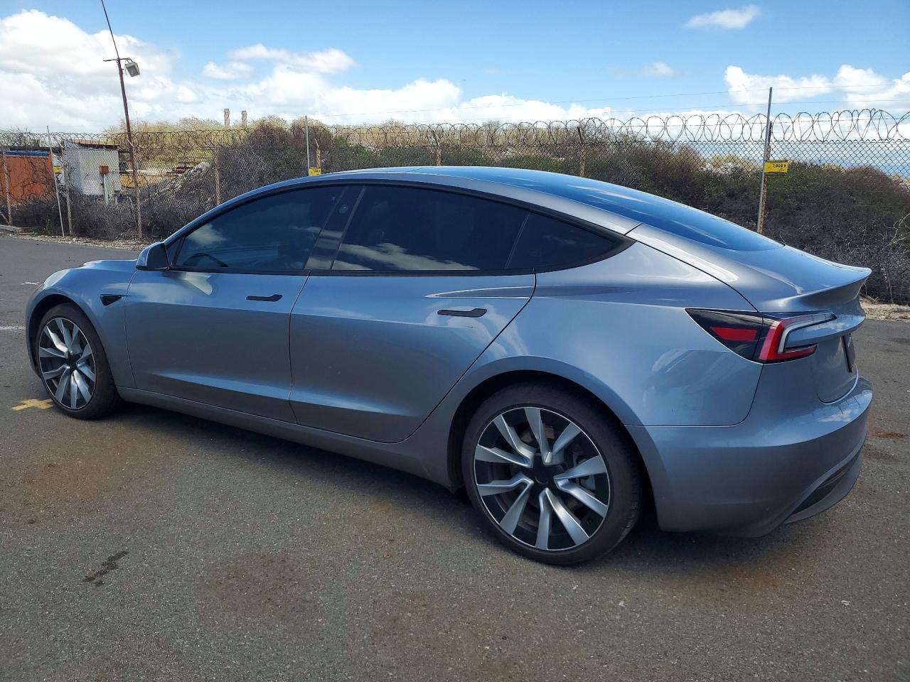 2025 Tesla Model 3 - Фото 2