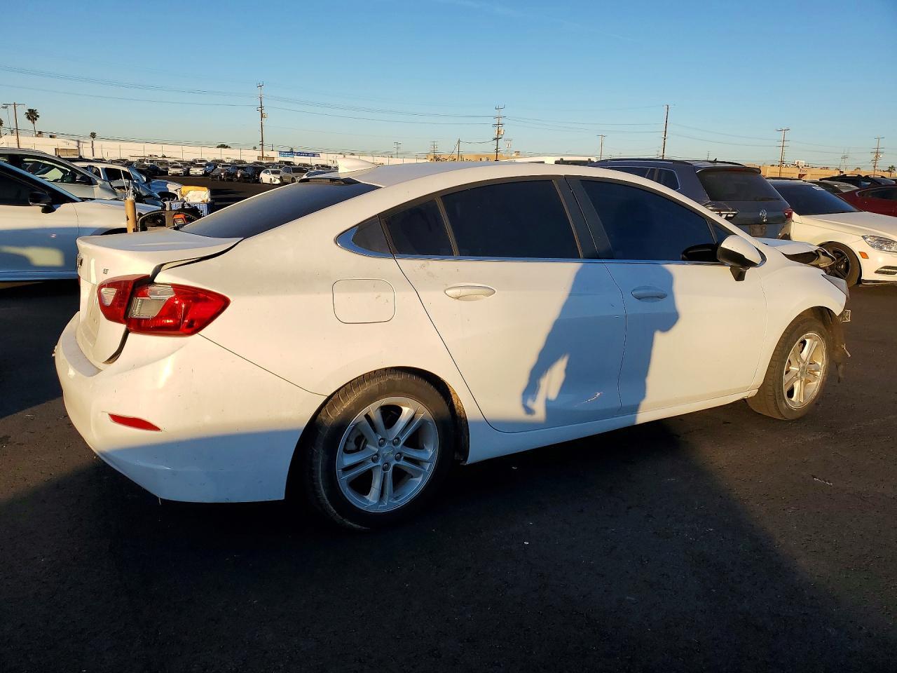 2018 Chevrolet Cruze Lt - Image 3