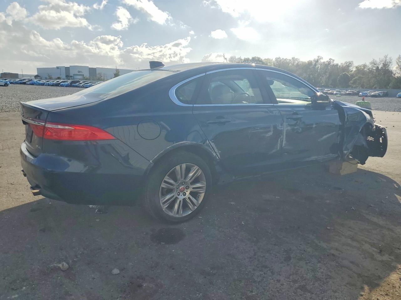 2016 Jaguar Xf Premium - Фото 3