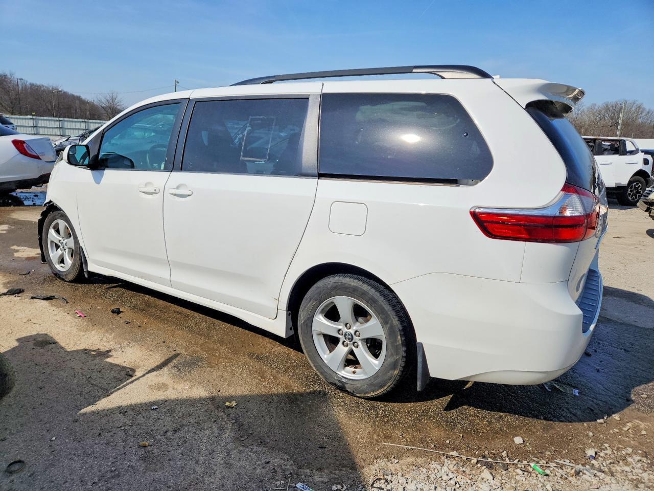 2018 Toyota Sienna Le 8-Passenger - Фото 2