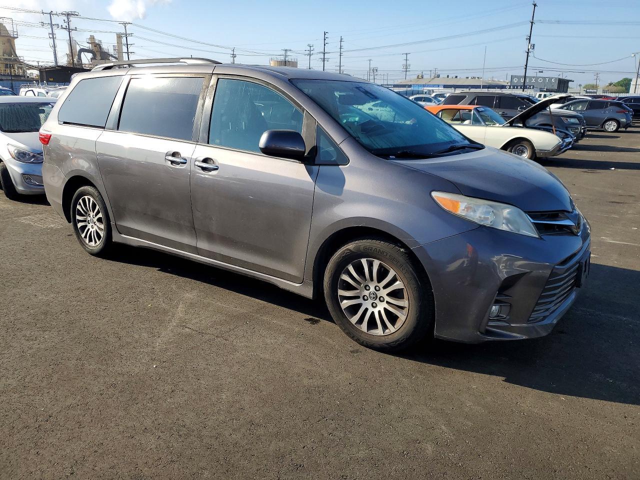 2019 Toyota Sienna Xle 8-Passenger - Image 4