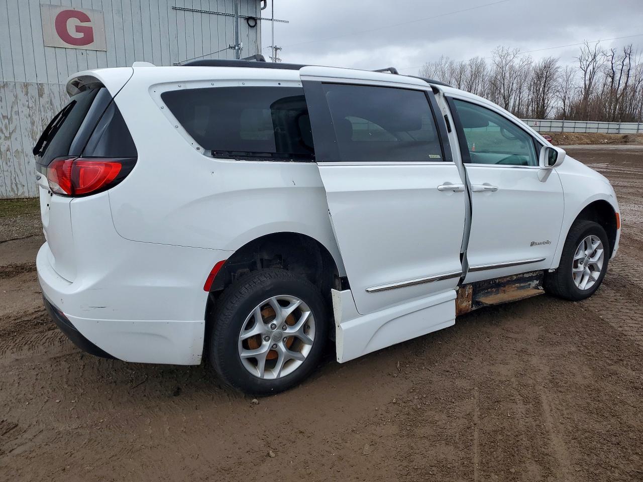 2017 Chrysler Pacifica Touring L - Image 3