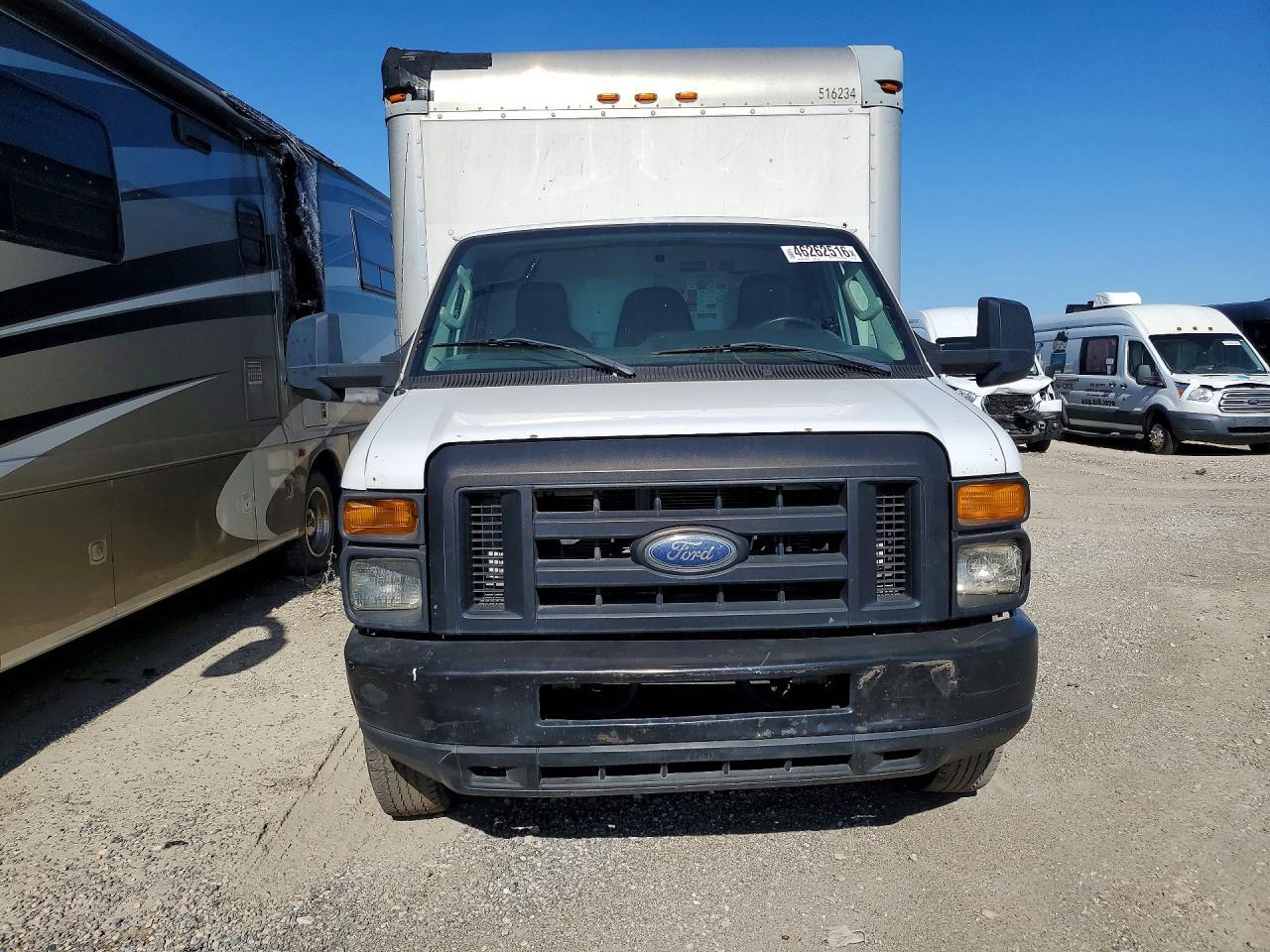 2015 Ford Econoline E350 Super Duty Cutaway Van - Фото 5