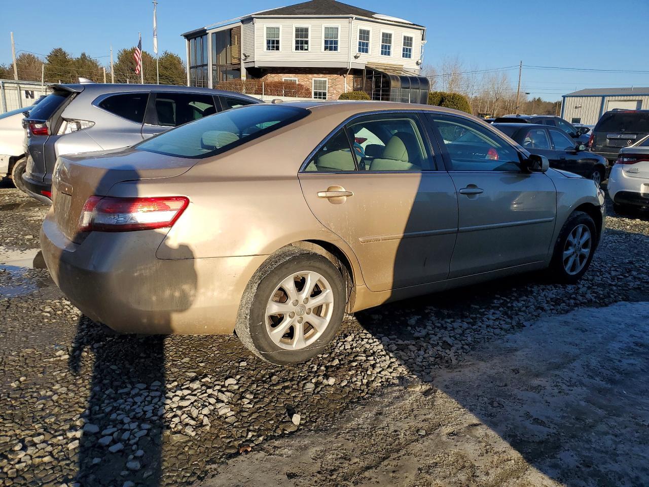 2011 Toyota Camry Le - Image 3