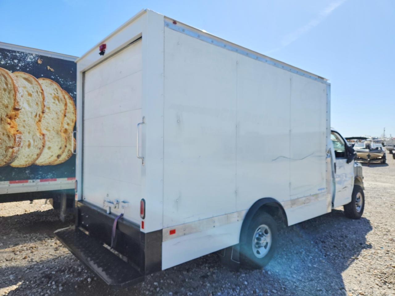 2023 Chevrolet Express G3500 Box Truck - Фото 3
