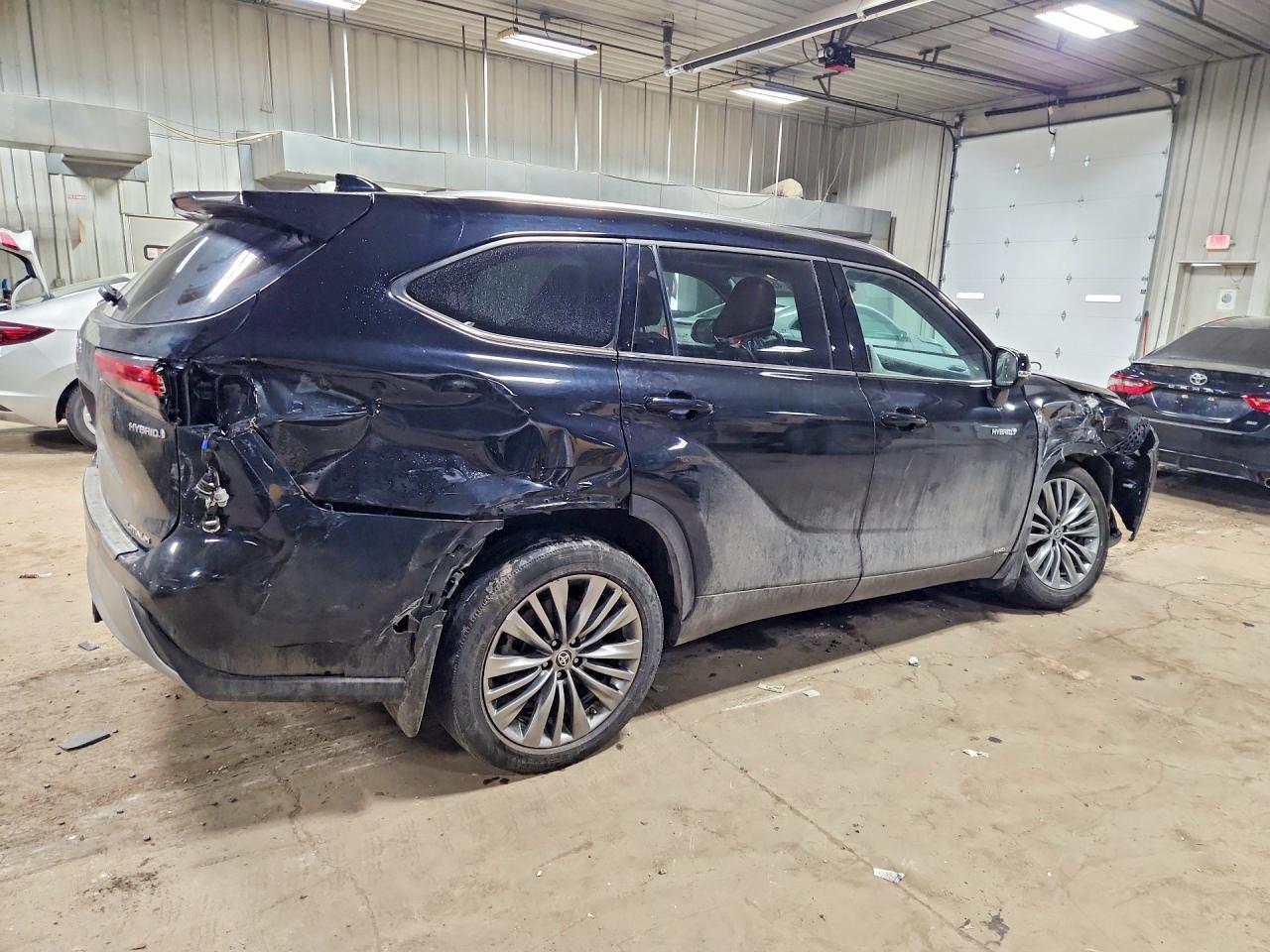 2021 Toyota Highlander Hybrid Platinum - Image 3