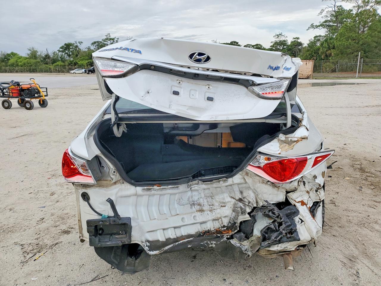 2015 Hyundai Sonata Hybrid Base - Image 6