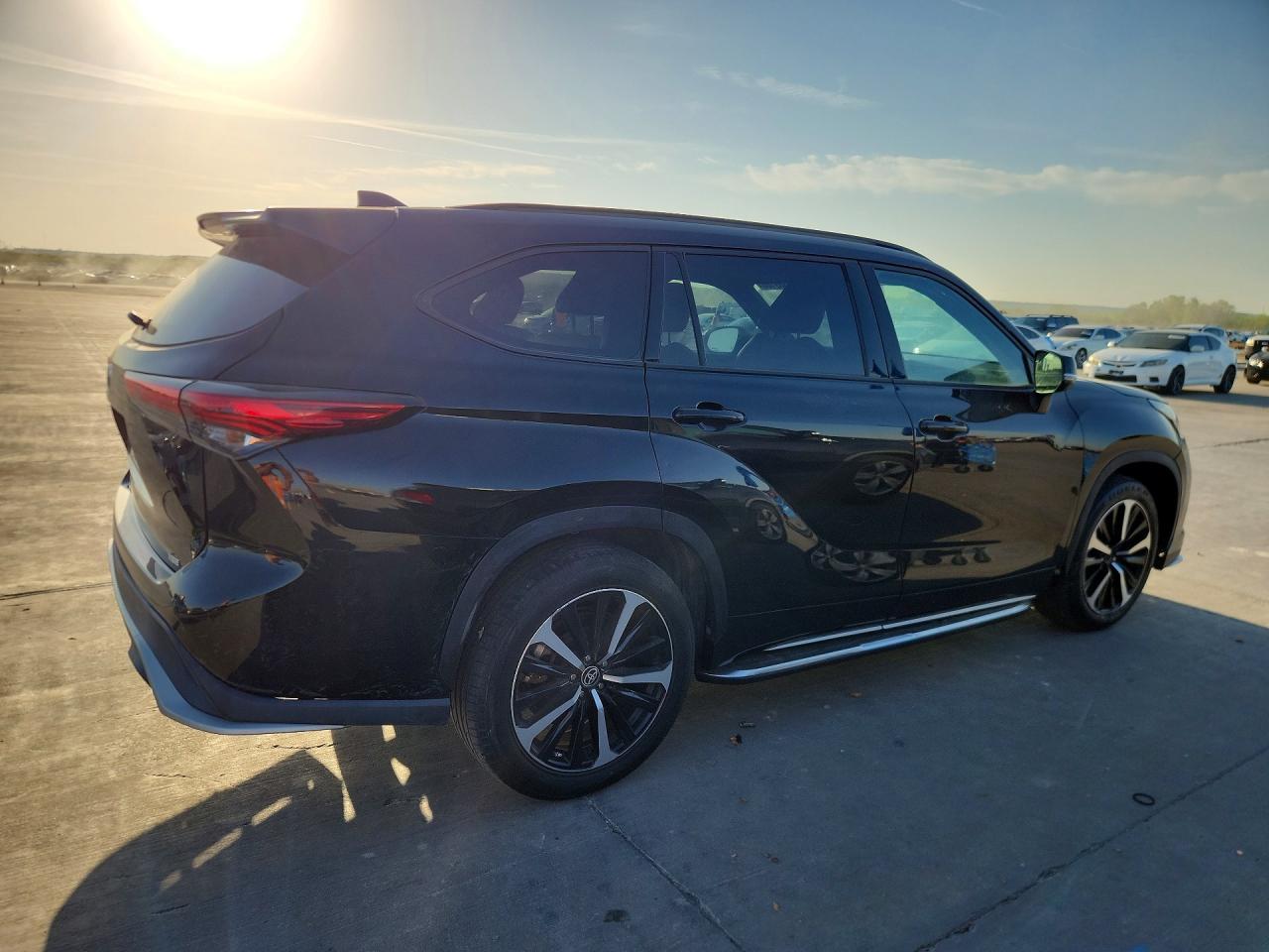 2022 Toyota Highlander Xse - Image 3