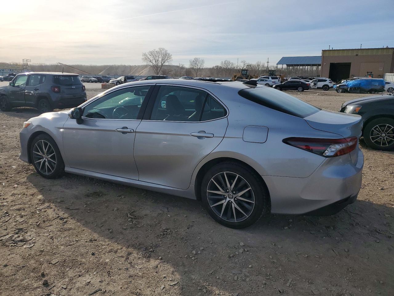 2022 Toyota Camry Xle - Фото 2