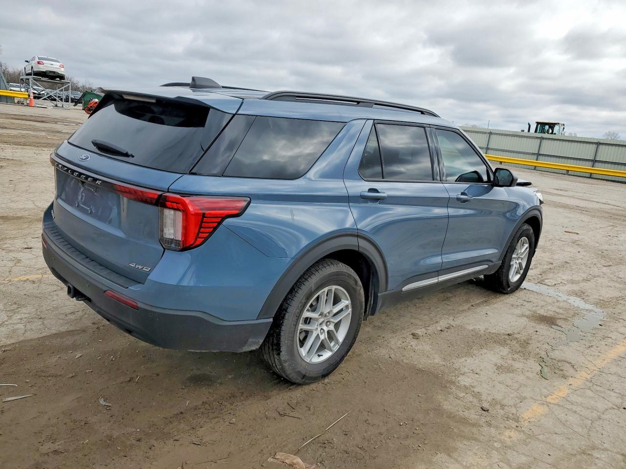 2025 Ford Explorer Active - Фото 3