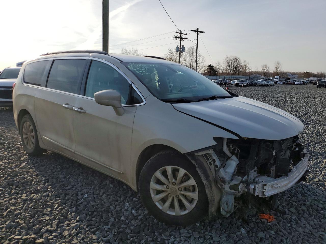 2017 Chrysler Pacifica Touring L - Фото 4