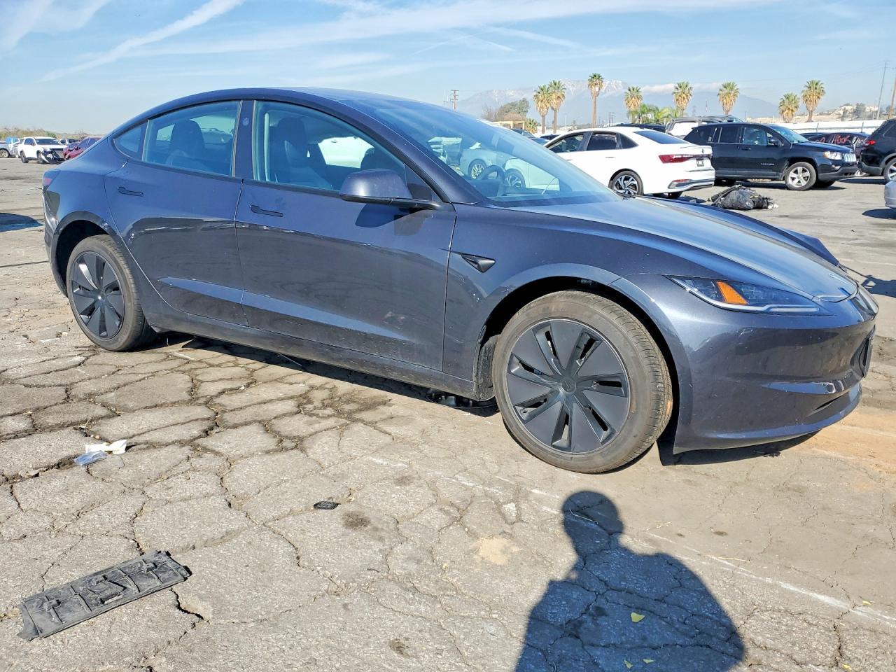 2025 Tesla Model 3 - Фото 4