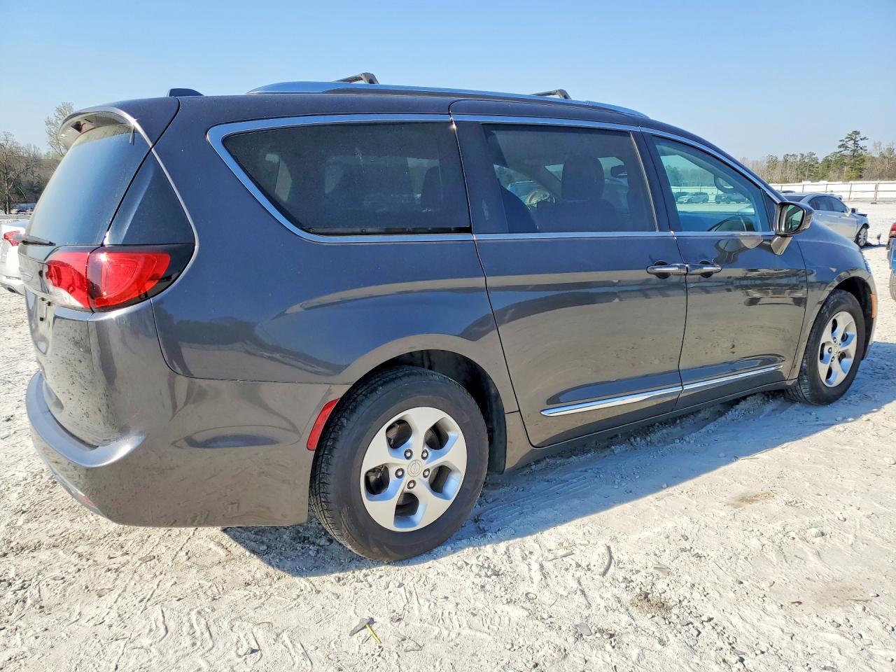 2017 Chrysler Pacifica Touring L Plus - Фото 3
