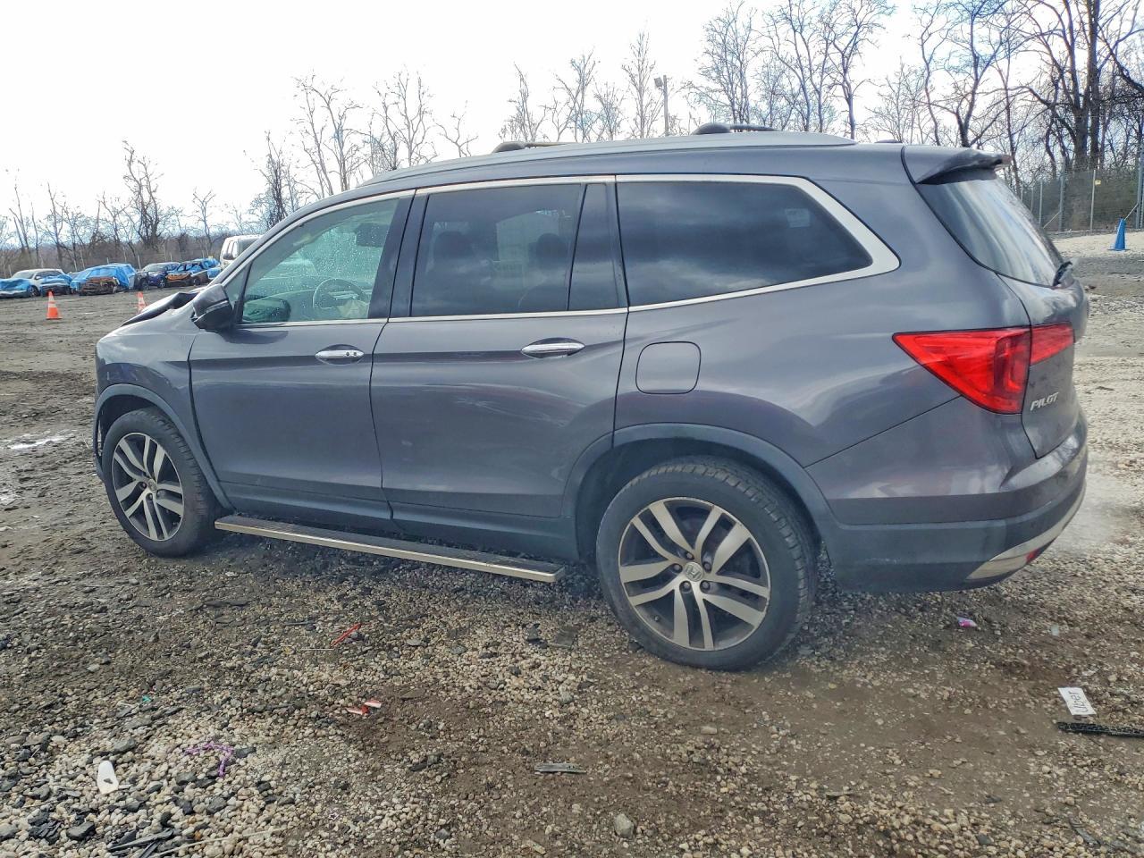 2016 Honda Pilot Elite - Image 2
