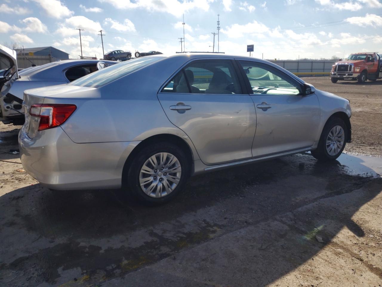 2014 Toyota Camry Le - Фото 3