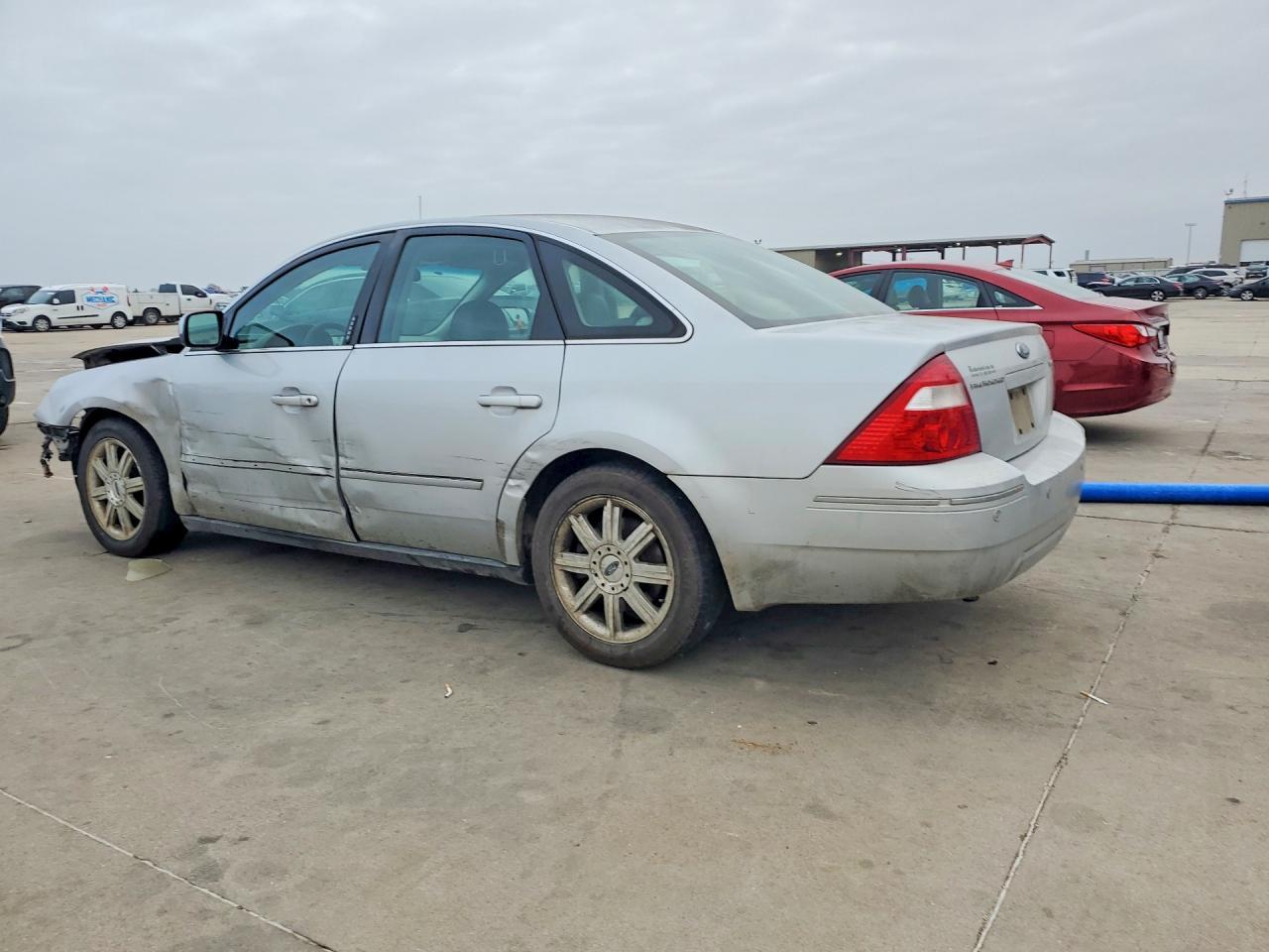 2005 Ford Five Hundred Limited - Image 2