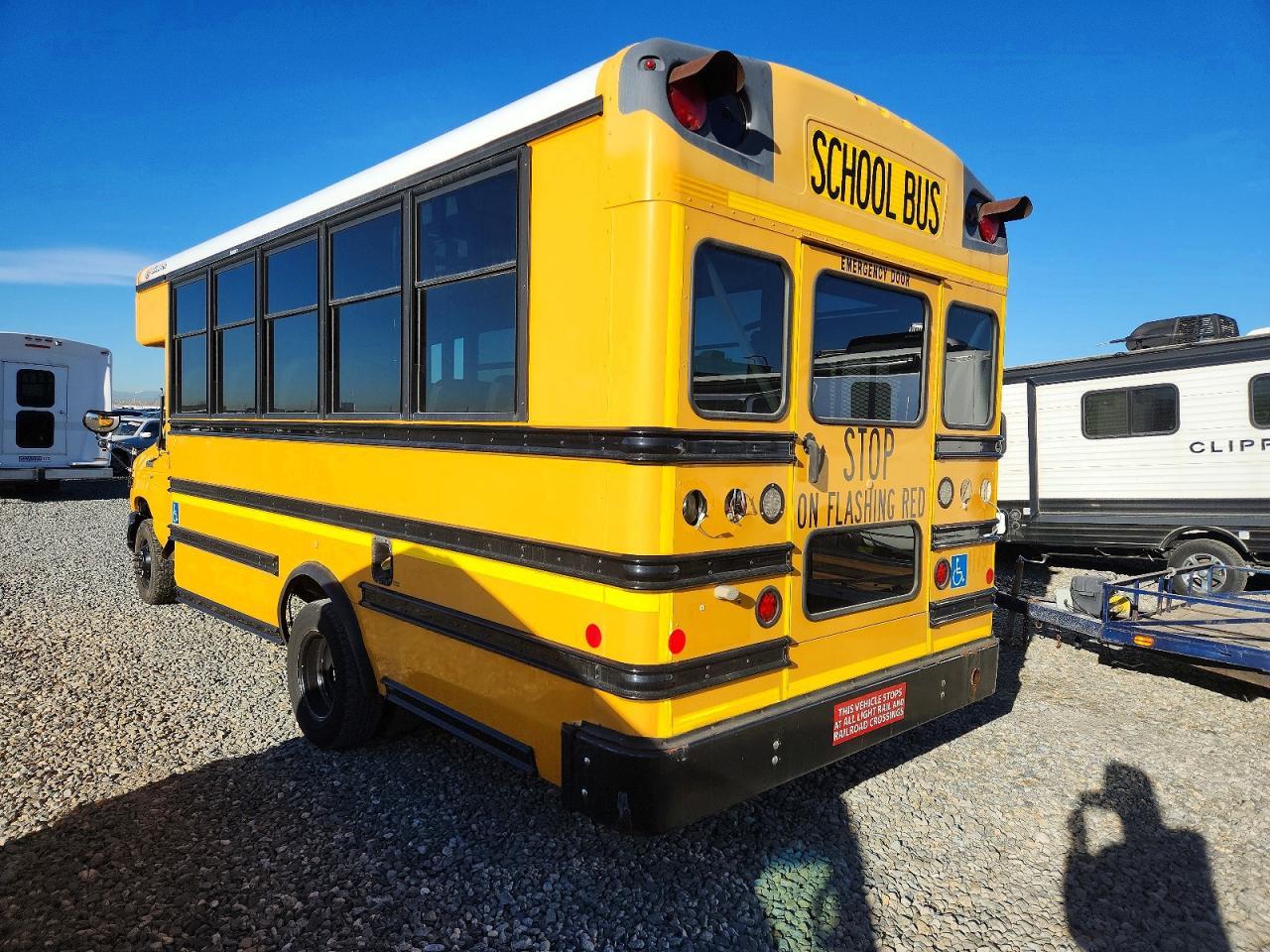 2015 Ford Econoline E450 Super Duty Cutaway Van - Фото 3