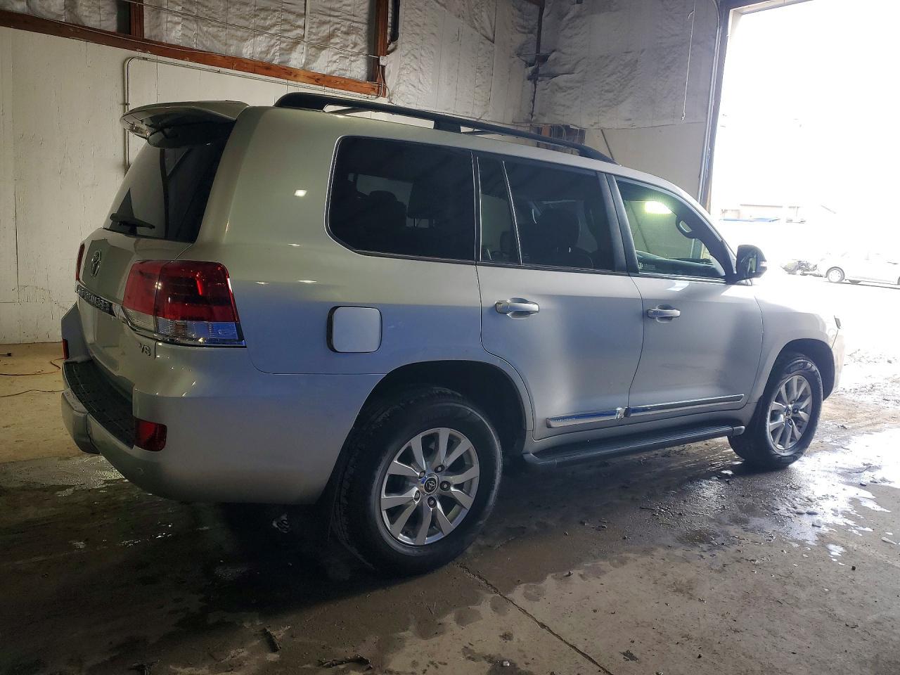 2016 Toyota Land Cruiser Base - Image 3
