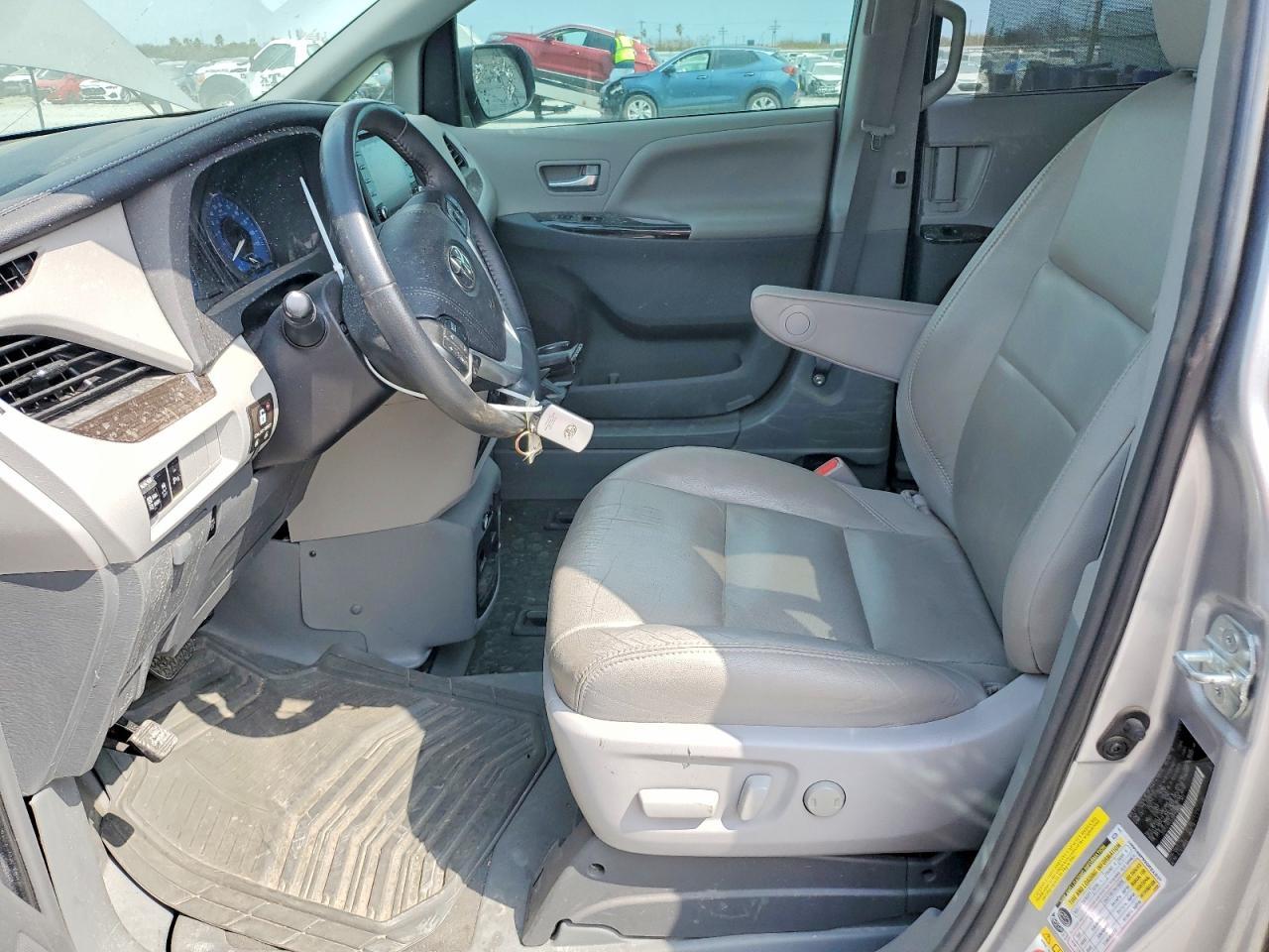 2018 Toyota Sienna Xle Premium 8-Passenger - Image 7