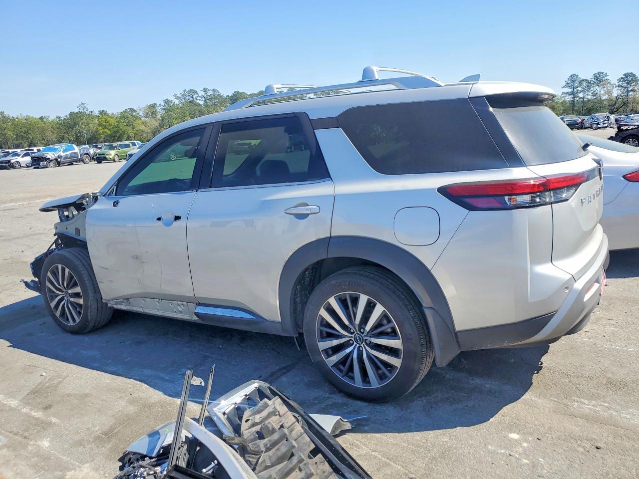 2022 Nissan Pathfinder Platinum - Фото 2