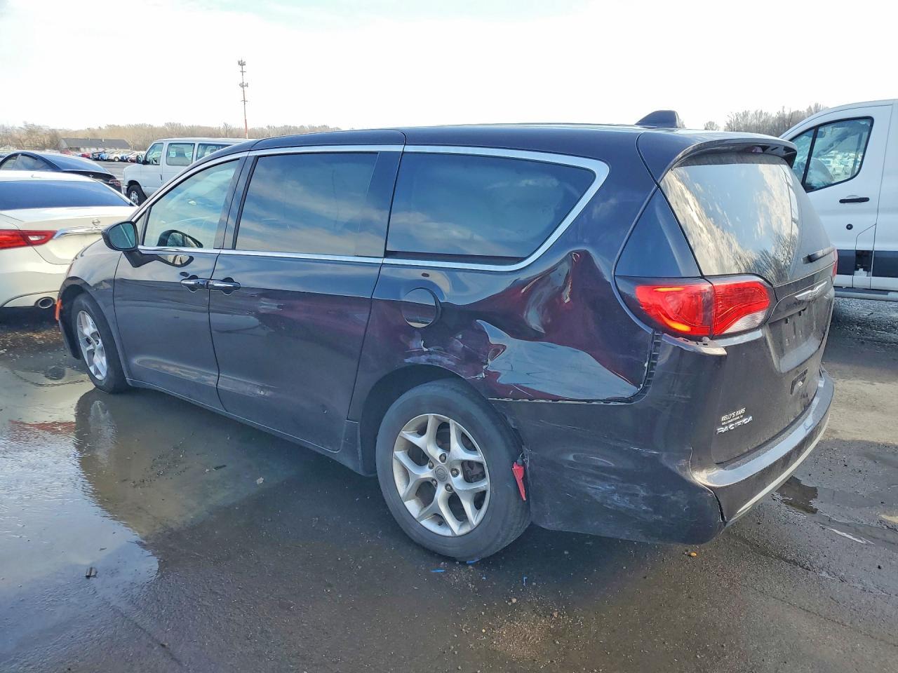 2017 Chrysler Pacifica Touring L - Image 2