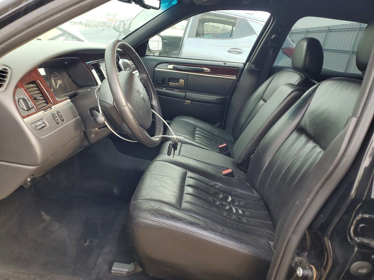 2007 Lincoln Town Car Executive L - Image 7