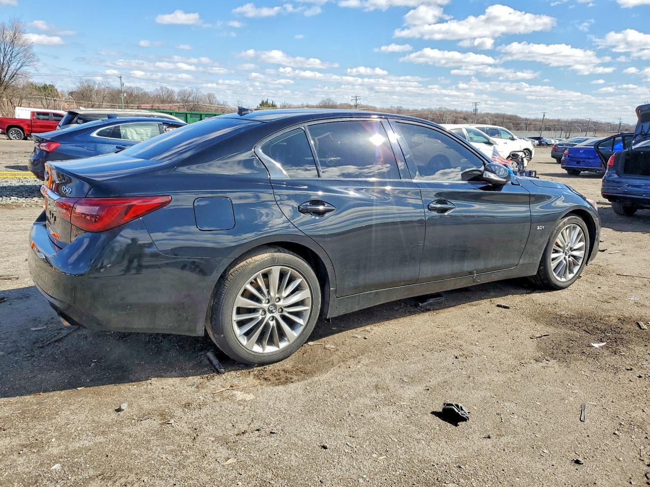2018 Infiniti Q50 3.0T Luxe - Фото 3