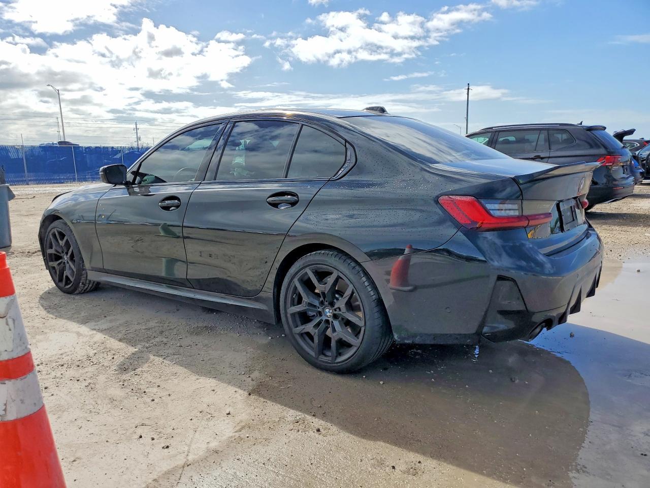 2025 BMW 330I - Фото 2