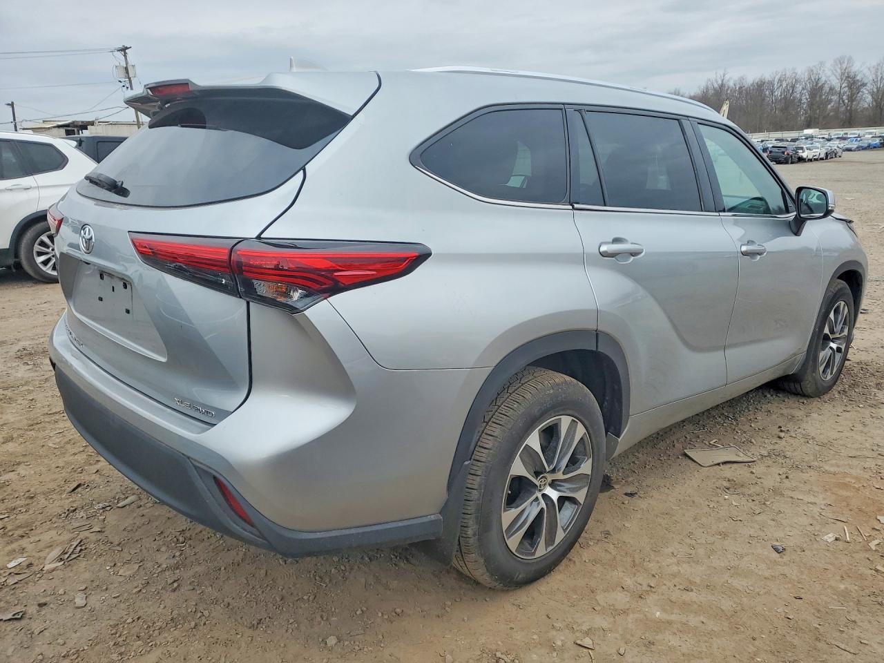 2021 Toyota Highlander Xle - Image 3