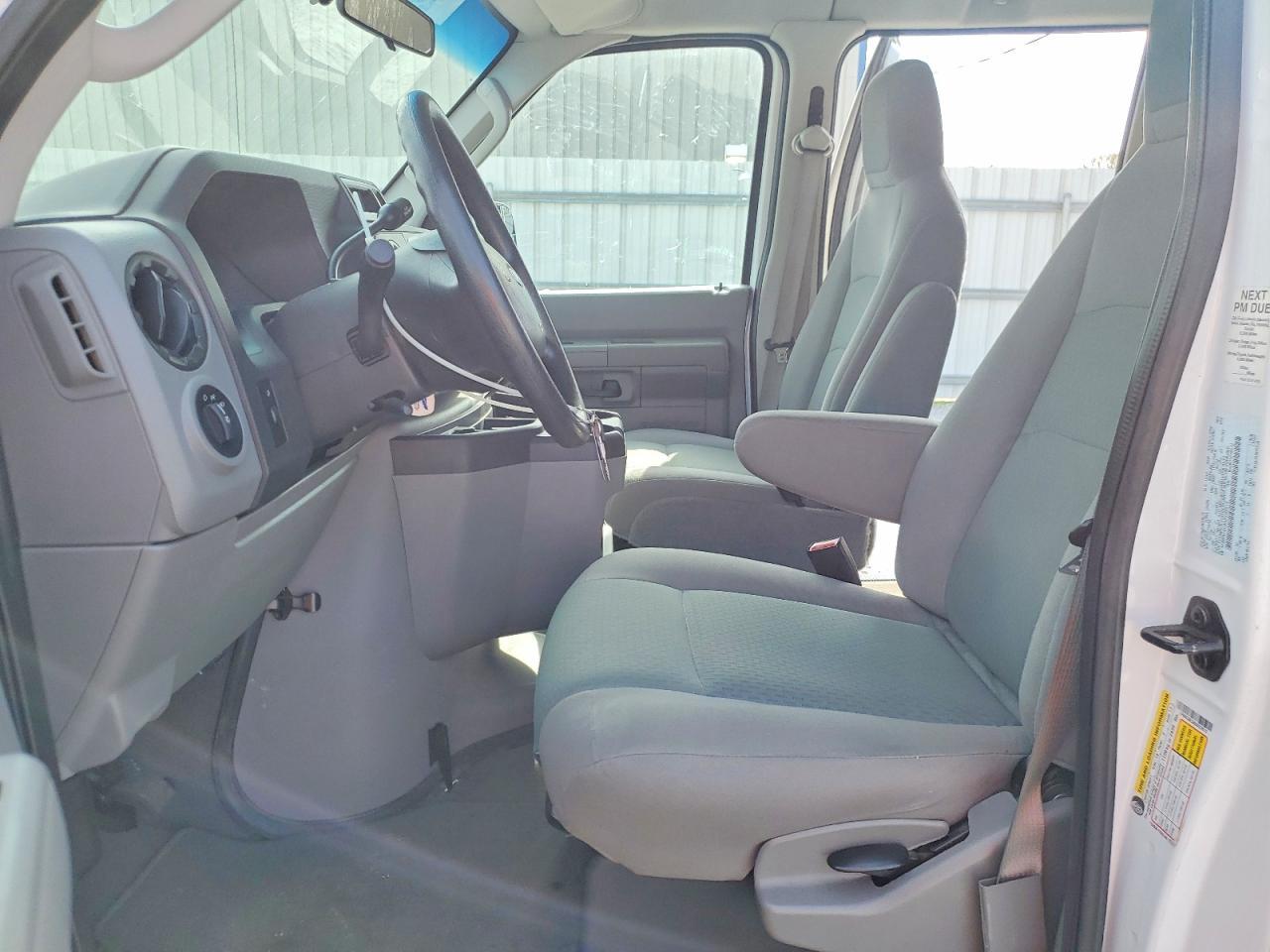 2010 Ford Econoline E350 Super Duty Wagon - Фото 7