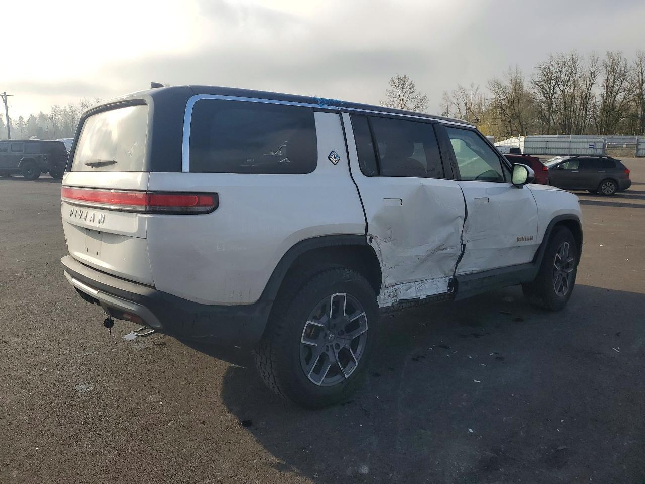 2023 Rivian R1S Adventure - Фото 3