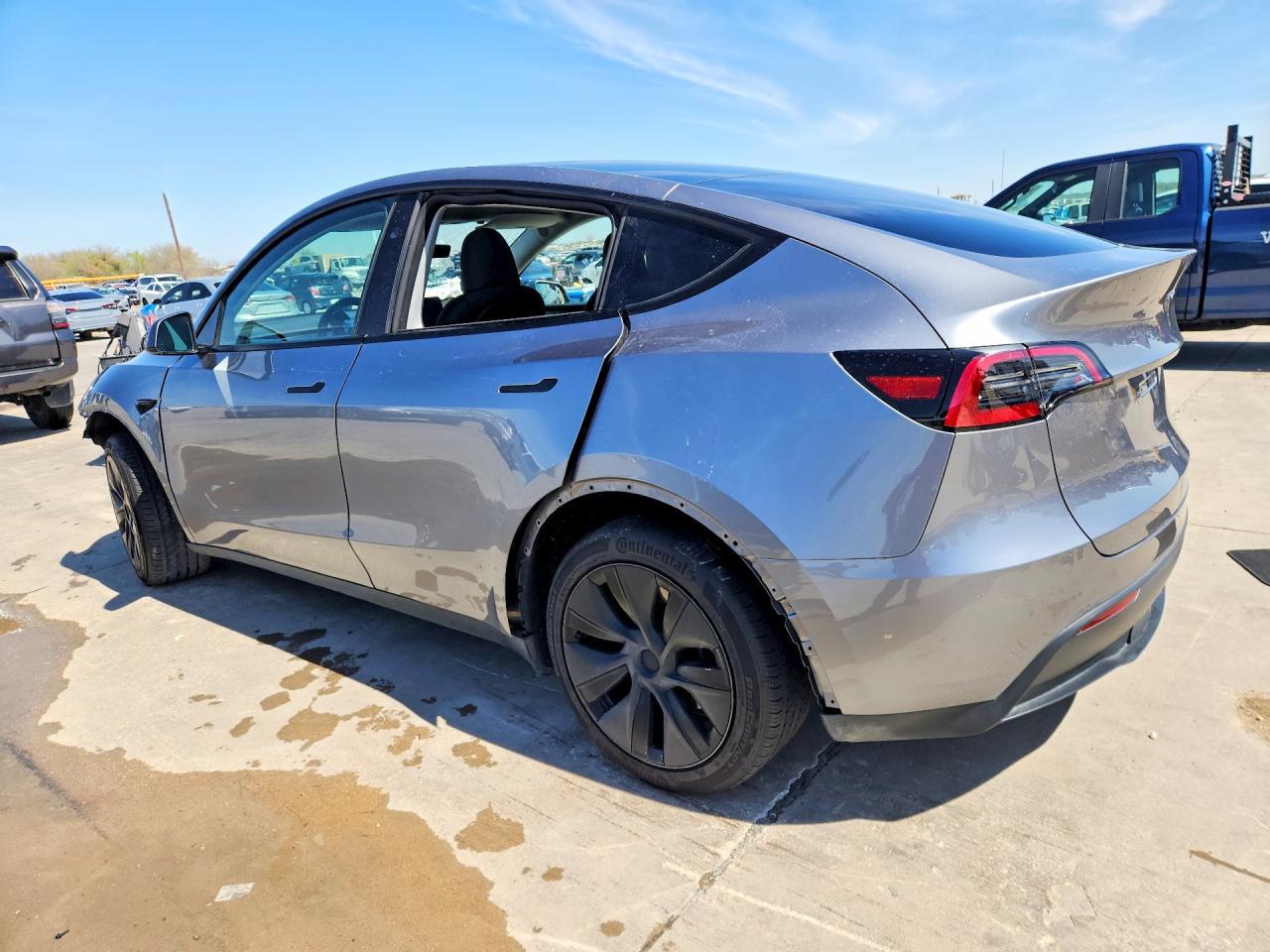 2025 Tesla Model Y - Фото 2
