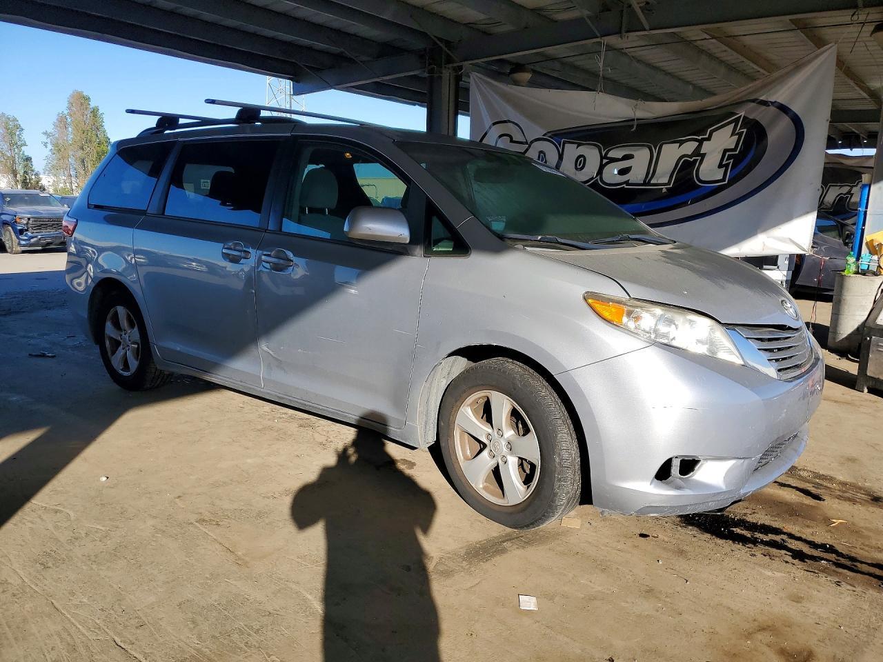 2015 Toyota Sienna Le 8-Passenger - Фото 4