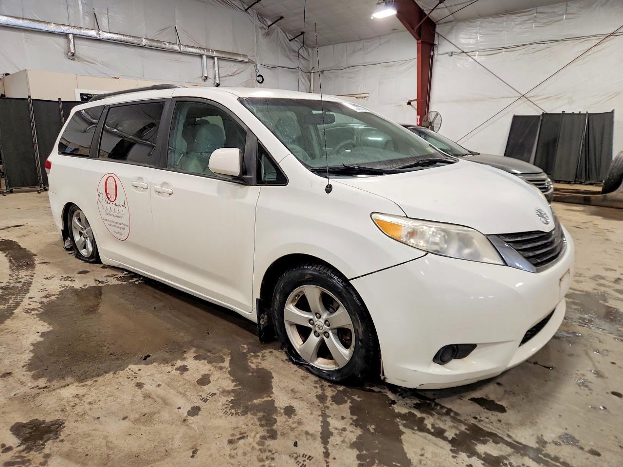 2011 Toyota Sienna Le - Фото 4