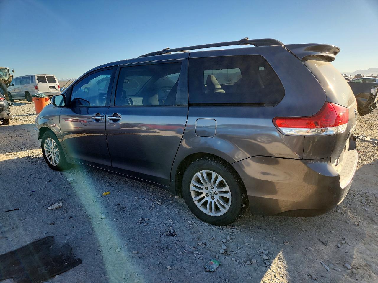 2012 Toyota Sienna Xle 8-Passenger - Фото 2