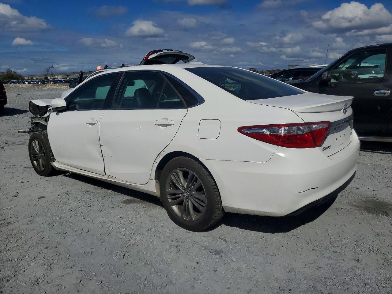 2016 Toyota Camry Se - Фото 2