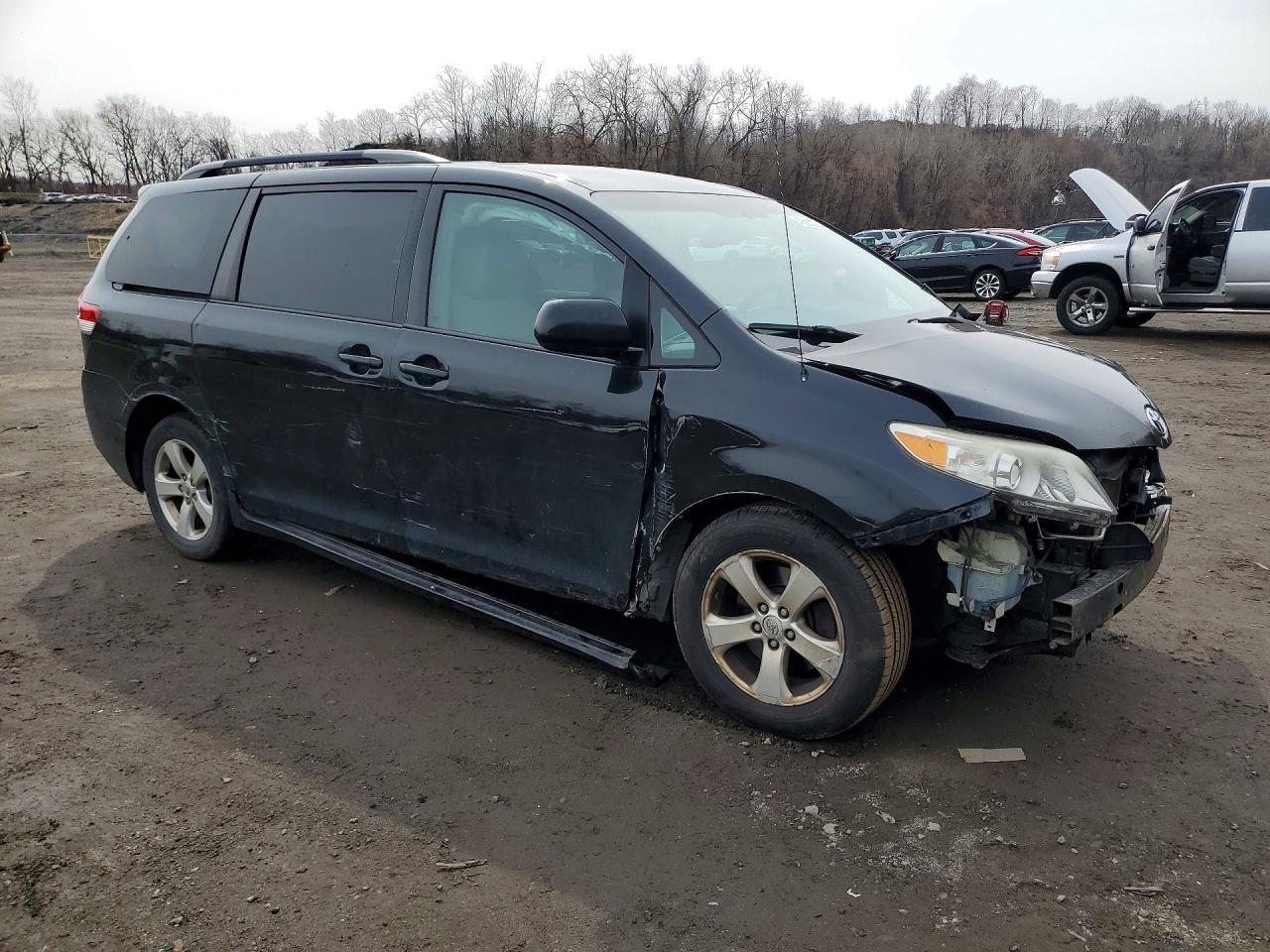 2014 Toyota Sienna Le 8-Passenger - Image 4