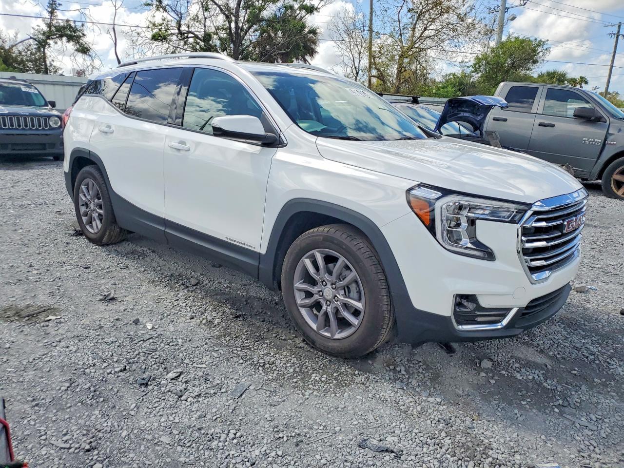 2024 GMC Terrain Slt - Image 4