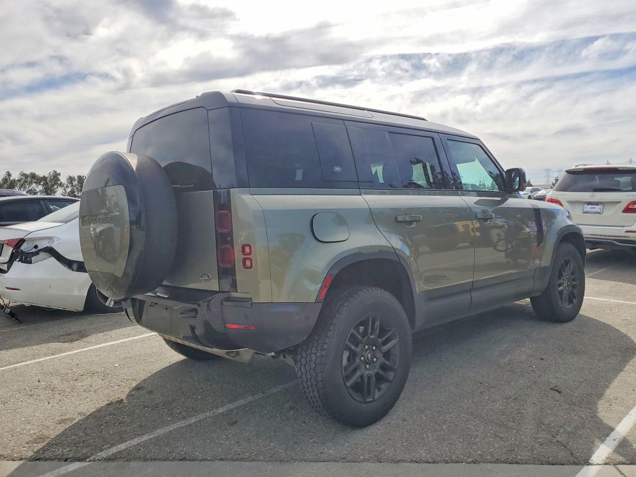 2023 Land Rover Defender 110 S - Фото 3