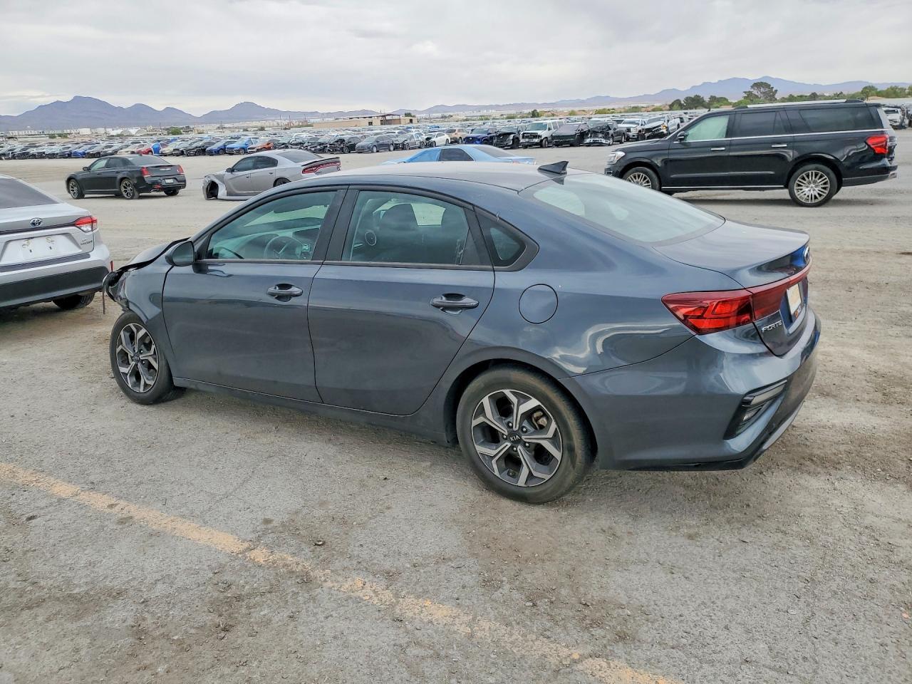 2021 Kia Forte Lxs - Фото 2