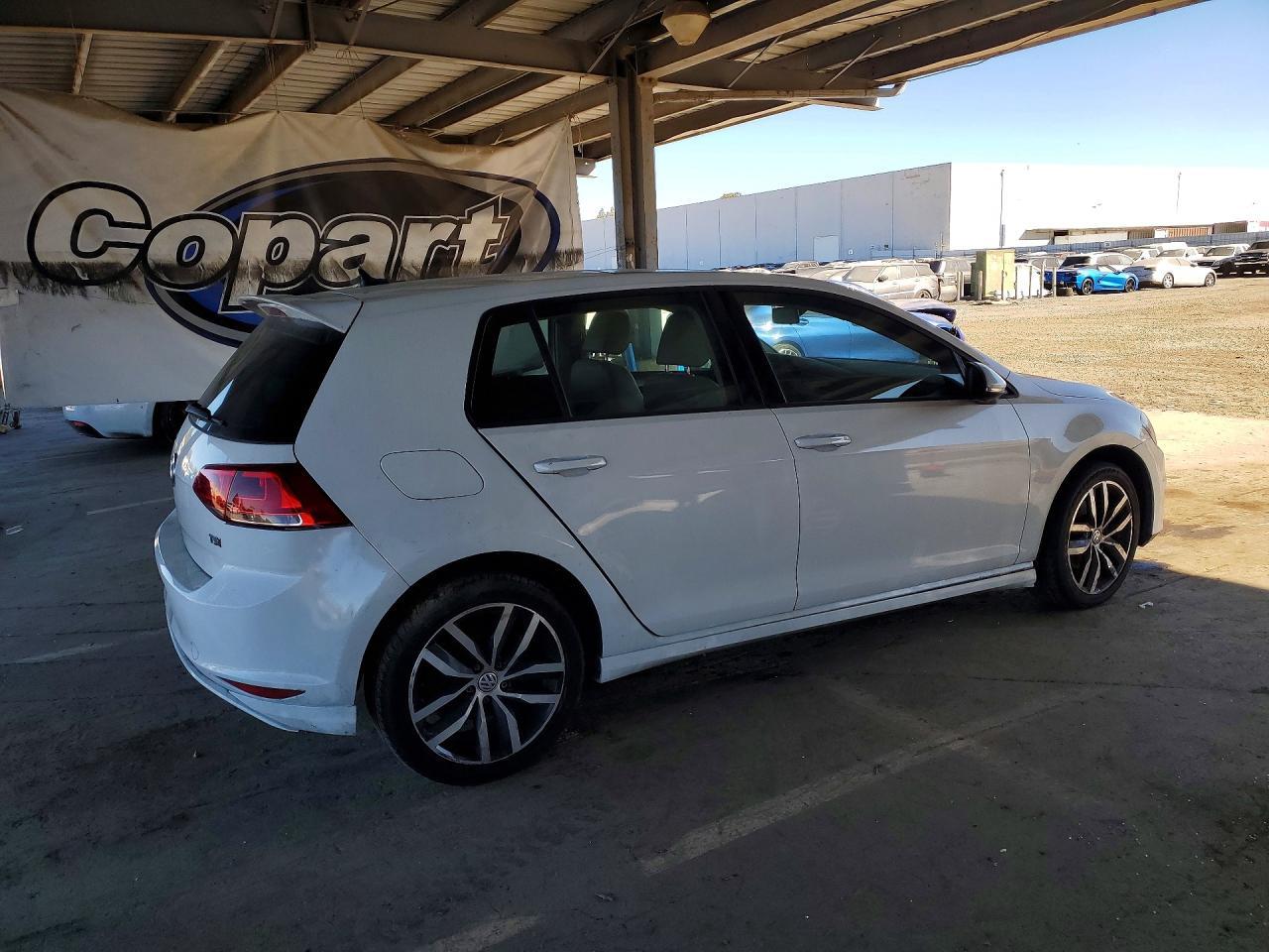 2015 Volkswagen Golf - Image 3