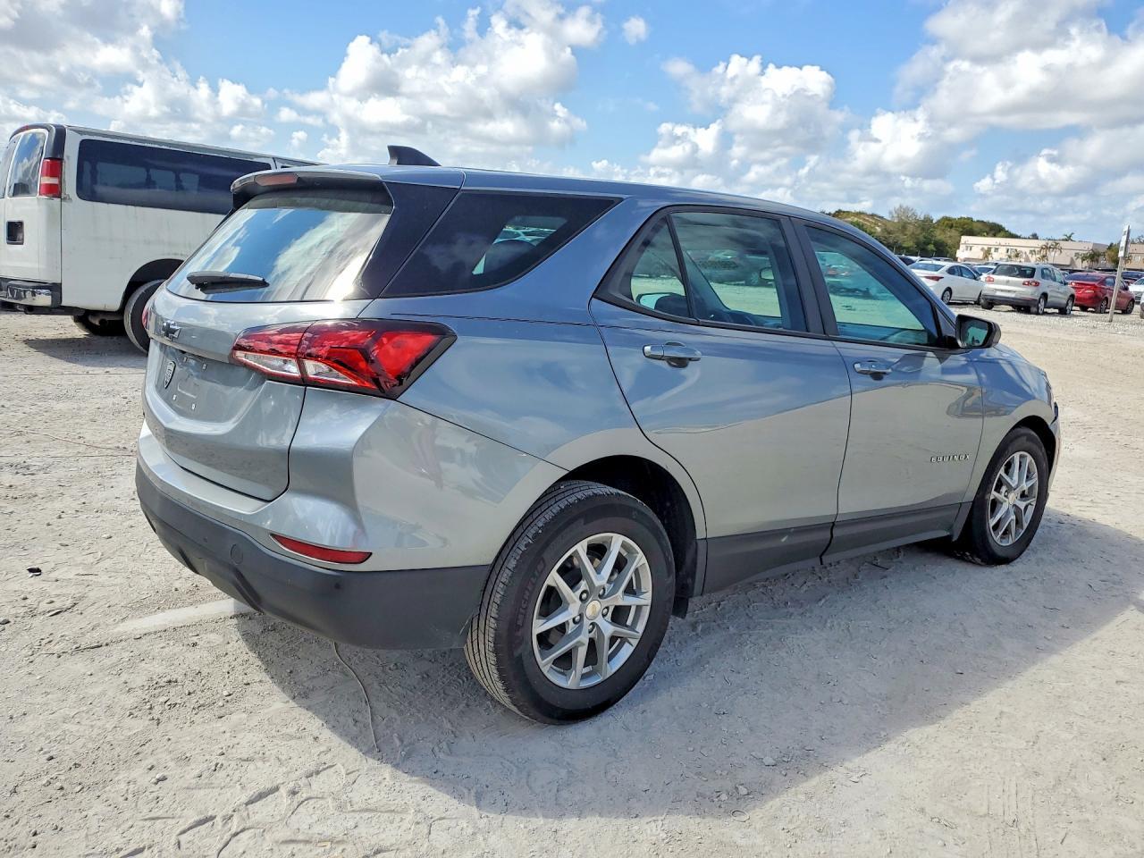 2023 Chevrolet Equinox Ls - Фото 3